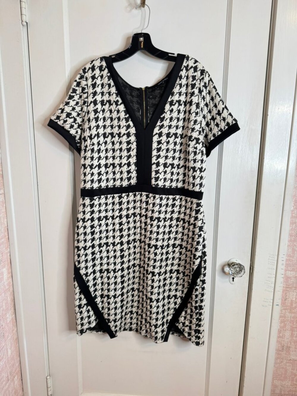 Fashion to Figure Black & White Houndstooth Knit Short Sleeve V-neck Dress sz 3X